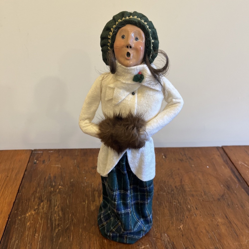 1989 BYERS CHOICE CHRISTMAS CAROLER Woman Brown Hair, Green Plaid White Coat